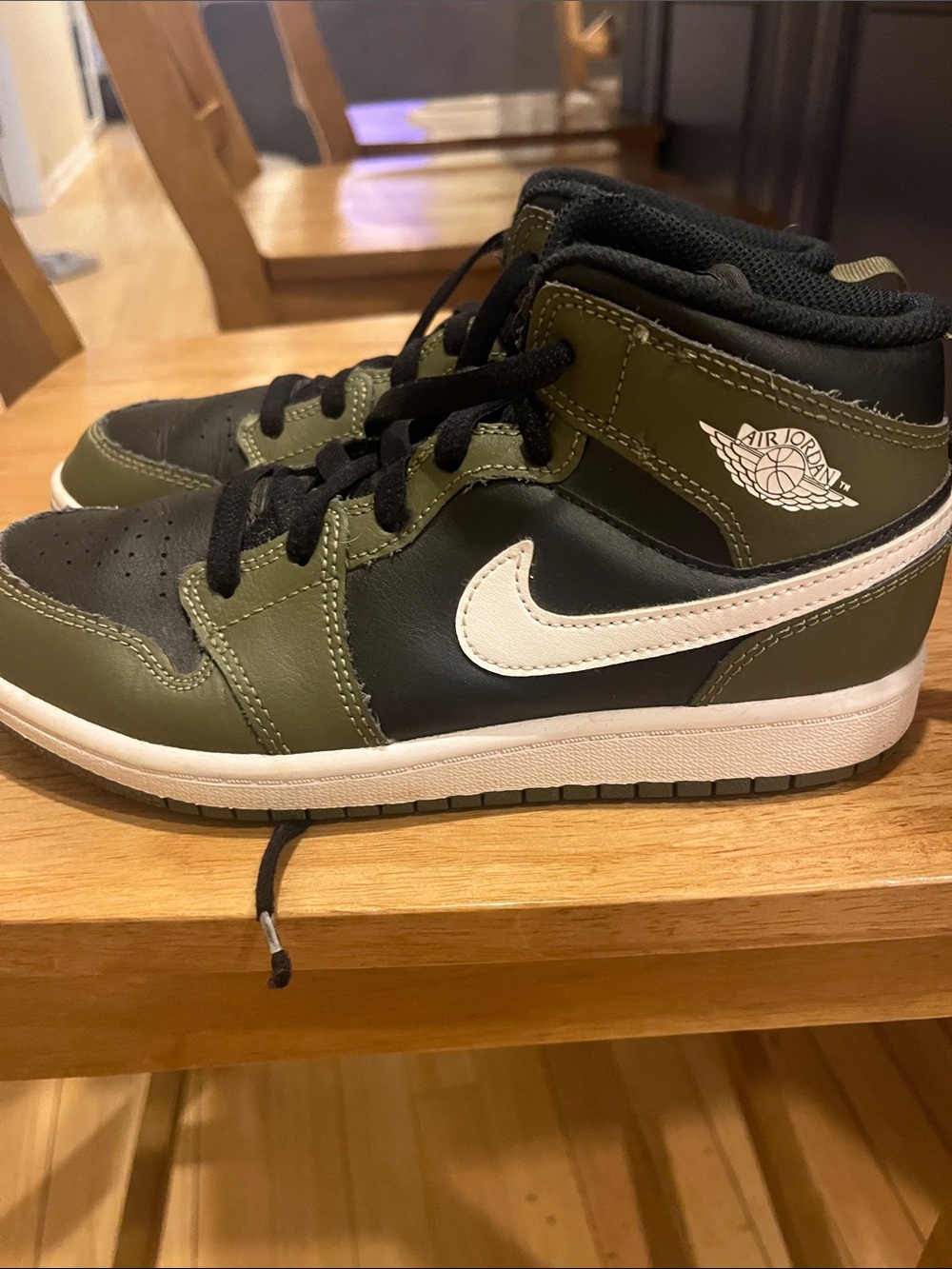 Nike Air Jordan High-Top Sneakers in Olive Green and Black size 3Y